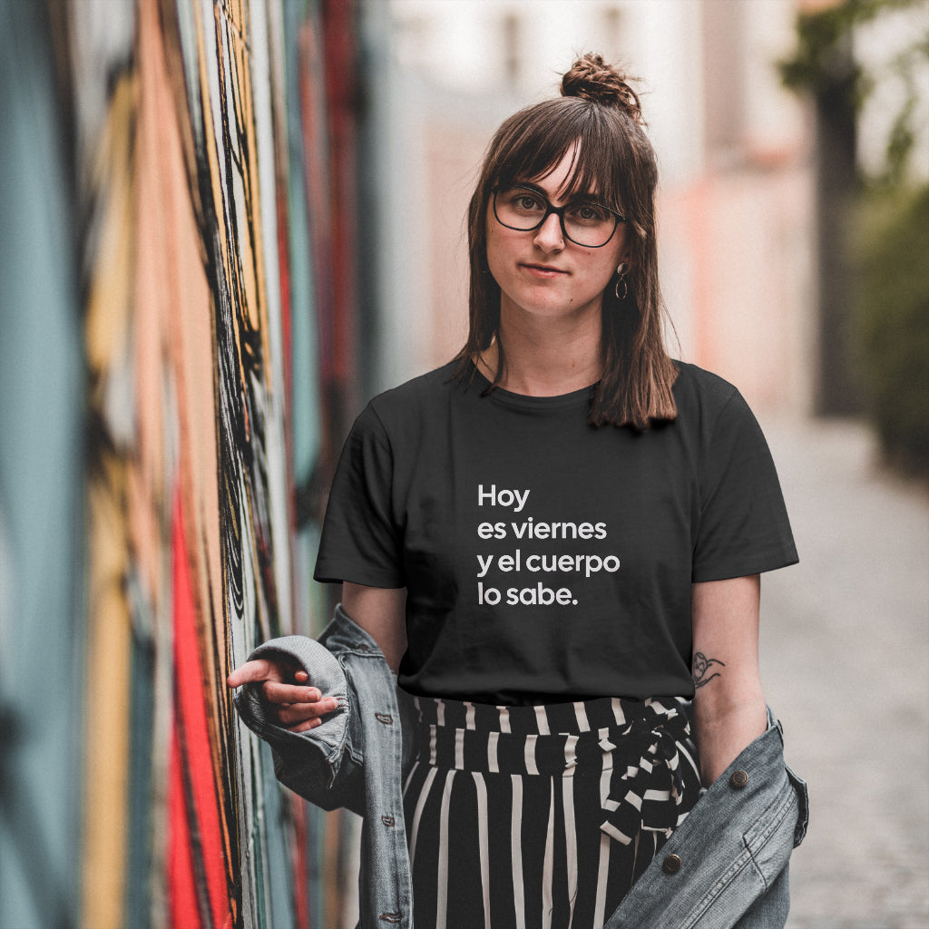 Esticky “Hoy es viernes y el cuerpo lo sabe” Spanish phrase t-shirt